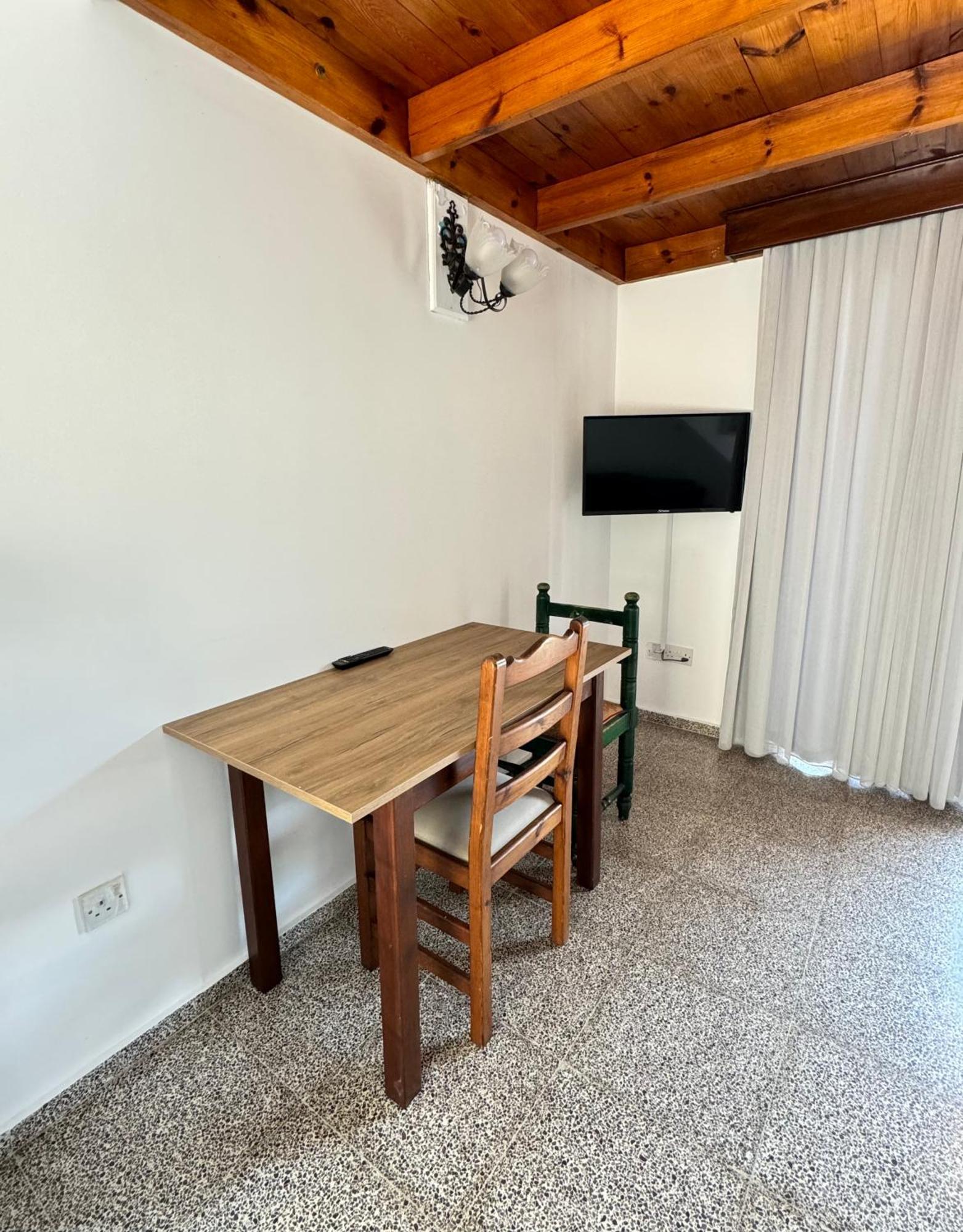 The Horse Farm Hotel Agios Georgios  Buitenkant foto