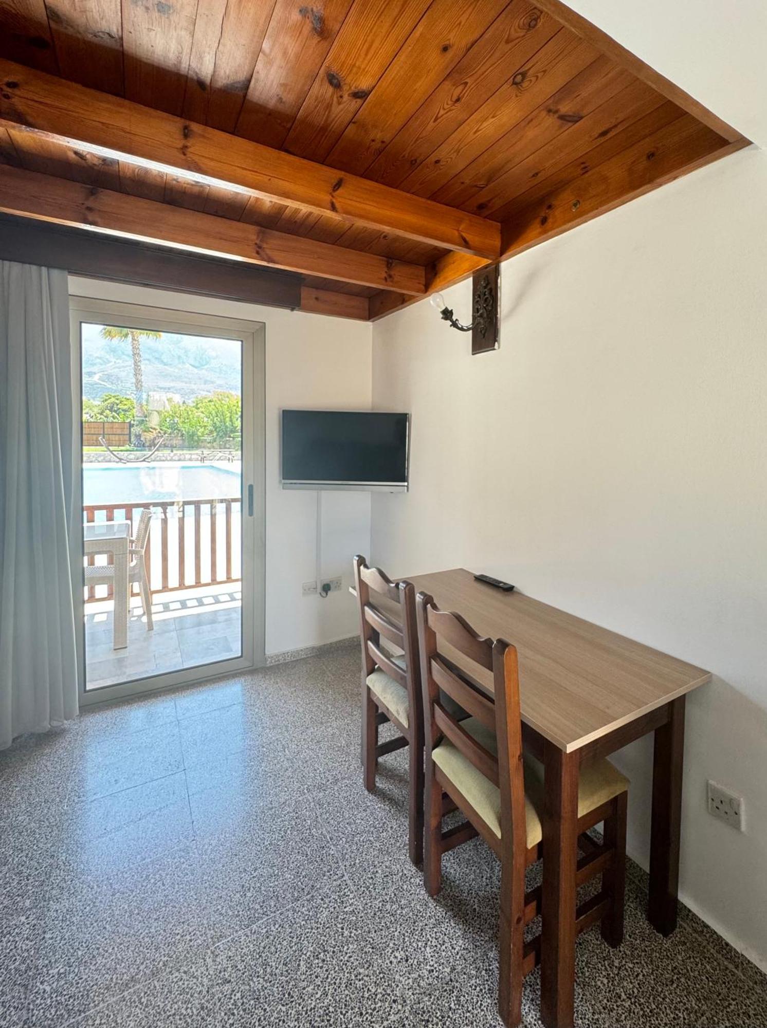 The Horse Farm Hotel Agios Georgios  Buitenkant foto