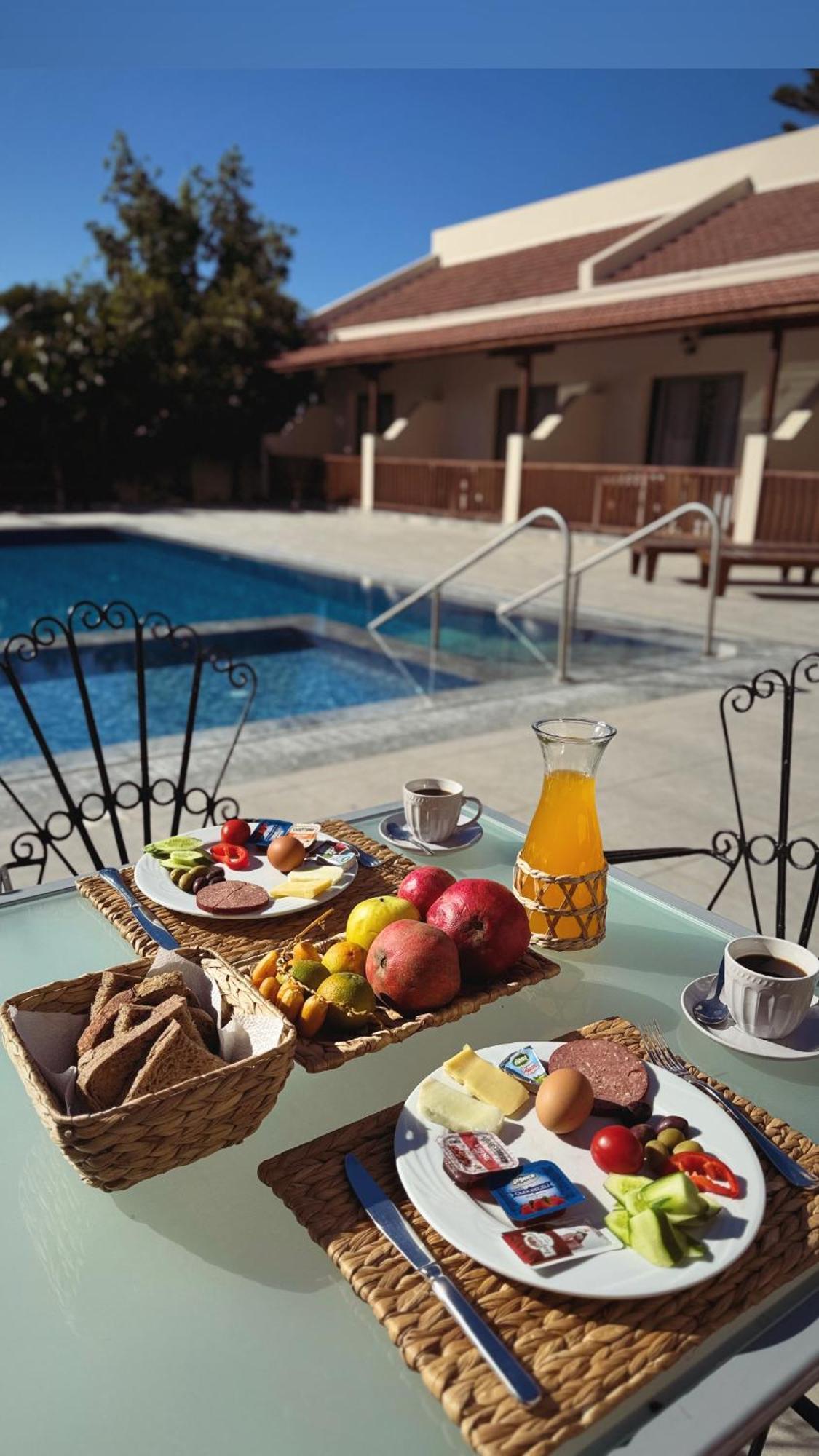 The Horse Farm Hotel Agios Georgios  Buitenkant foto